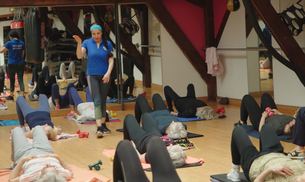 Image montrant un cours collectifs CAF avec la coach Paula
